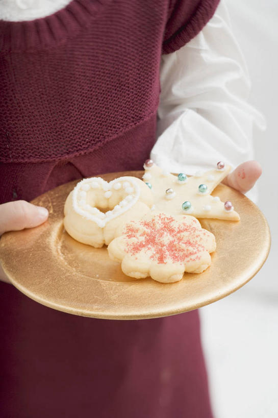 点心,西方人,儿童,手,一个人,站,捧,竖图,俯视,室内,特写,白天,裙子,纯洁,餐具,欧洲,欧洲人,双手,仅一个女性,仅一个人,连衣裙,朦胧,模糊,碟子,盘,食品,曲奇,食物,小孩,盘子,碟,饼干,零食,站着,仅一个小孩,手部,可爱,童年,童趣,曲奇饼,童真,曲奇饼干,烂漫,无邪,天真,女孩,女人,女性,白种人,孩子,端,端着,捧着,手捧,站立,半身,彩图,高角度拍摄,女生