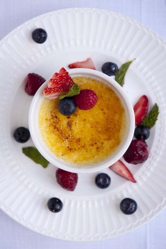 点心,无人,竖图,俯视,室内,特写,白天,白色背景,餐桌,桌子,浆果,蓝莓,餐具,水果,阴影,新鲜,反射,碟子,盘,影子,陶瓷,生食,食品,布丁,甜点,甜品,果实,陶瓷制品,食物,两个,盘子,容器,碟,碗,果冻,甜食,零食,摄影,有机食品,绿色食品,影棚,餐台,储藏,储存,山莓,树莓,啫喱,三月泡,四月泡,山抛子,刺葫芦,悬钩子,馒头菠,高脚菠,龙船泡,泡儿刺,焦糖布丁,山都柿,蓝浆果,蓝靛果,彩图,高角度拍摄,影棚拍摄,拍摄,贮存