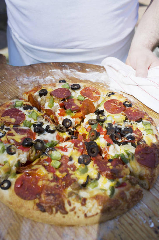 西方人,一个人,竖图,俯视,室内,特写,白天,烹饪,西餐,橄榄,辣椒,蔬菜,水果,欧洲,欧洲人,仅一个年轻女性,仅一个女性,仅一个人,握,服装,新鲜,肉,生食,香肠,料理,食品,披萨,匹萨,果实,腊肠,拿,拿着,休闲装,蔬果,猪肉,菜肴,美食,肉类,食物,一个,衣服,快餐,休闲,休闲服,西式,握着,服饰,佳肴,有机食品,绿色食品,单个,黑橄榄,比萨,肉食,彩椒,西式快餐,垃圾食品,乌橄榄,乌榄,辣角,红海椒,大椒,辣虎,广椒,意大利薄饼,豚肉,油橄榄,年轻女性,女人,女性,白种人,青果,白榄,甜椒,柿子椒,辣子,海椒,番椒,灯笼椒,半身,彩图,高角度拍摄