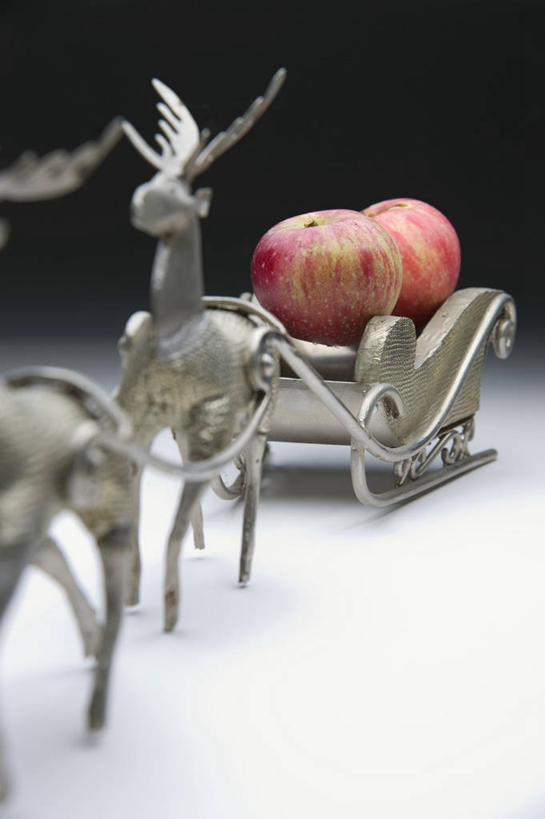 无人,竖图,俯视,室内,特写,白天,幸福,餐桌,桌子,哺乳动物,鹿,野生动物,苹果,水果,圣诞节,阴影,节日,庆祝,新鲜,反射,影子,生食,食品,果实,文化,车,食物,两个,动物,交通工具,庆典,可爱,活泼,有机食品,绿色食品,餐台,纪念,雪橇,吉祥,载具,雪橇车,进取,角鹿,礼物车,驯鹿,彩图,高角度拍摄