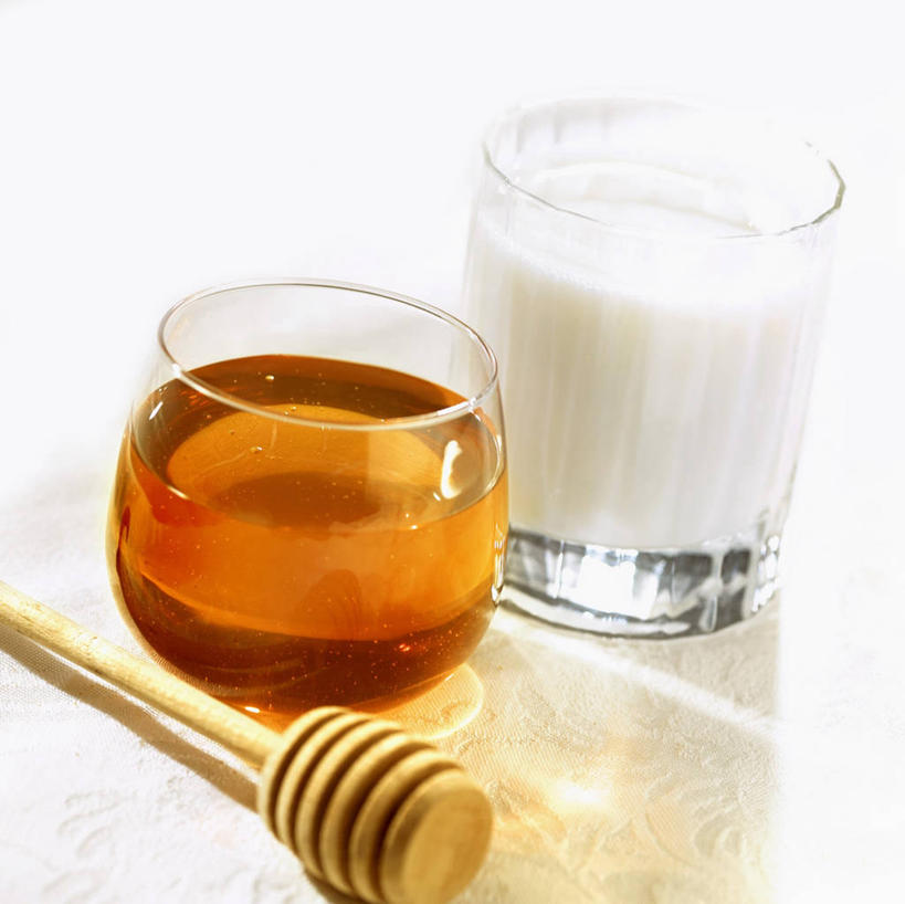 蜂蜜,牛奶,无人,横图,俯视,室内,特写,白天,白色背景,餐桌,桌子,杯子,阴影,反射,木制,影子,饮品,一杯,营养,玻璃制品,饮料,三个,木制品,水杯,搅拌棒,摄影,影棚,餐台,乳制品,奶,牛乳,花蜜,止痛,安神,解毒,搅蜜棒,蜂蜜棒,冬酿,石蜜,玻璃杯,彩图,高角度拍摄,影棚拍摄,拍摄