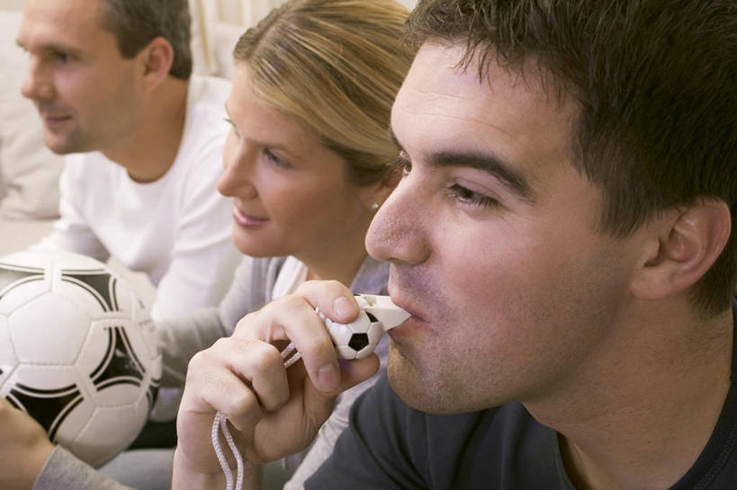 西方人,三个人,伙伴,朋友,客厅,坐,横图,室内,白天,侧面,爱情,友谊,比赛,足球,沙发,欧洲,欧洲人,一排,握,服装,整齐,传递,信息,哨子,足球装备,浪漫,拿,拿着,注视,休闲装,运动器械,排列,一个,衣服,观察,看,休闲,温暖,温馨,休闲服,健身器械,恩爱,联络,握着,恋人,服饰,单个,观看,声音,和睦,信号,察看,起居室,口哨,队列,关注,集合,健身器材,布艺沙发,蹴鞠,召唤,传达,号令,讯号,客堂,友情,足球运动,男人,男性,年轻男性,年轻女性,女人,女性,白种人,情侣,坐着,半身,彩图,伴侣,融洽,运动器材