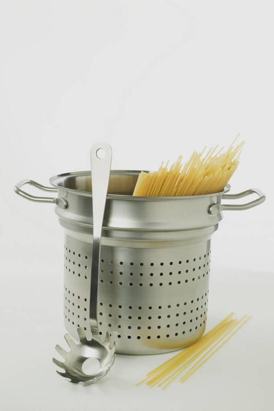 面食,面条,意大利面,无人,竖图,俯视,室内,特写,白天,白色背景,烹饪,西餐,餐桌,桌子,厨具,金属制品,阴影,反射,金属,锅子,影子,勺子,面,料理,食品,锅,食物,两个,调羹,汤匙,西式,摄影,影棚,餐台,锅具,烹饪用具,烹调用具,烹调,彩图,高角度拍摄,影棚拍摄,拍摄