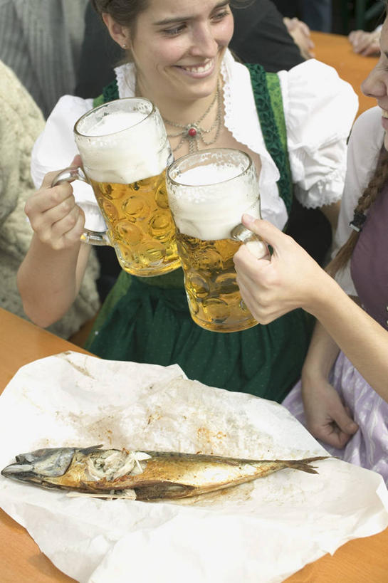 啤酒,西方人,两个人,伙伴,朋友,坐,笑,微笑,露齿笑,竖图,室外,白天,正面,民族服装,裙子,友谊,桌面,桌子,杯子,欧洲,欧洲人,握,阴影,连衣裙,节日,庆祝,光线,木制,鱼,影子,肉,鱼肉,酒类,拿,拿着,注视,文化,肉类,鱼类,玻璃制品,酒,饮料,阳光,酒杯,木制品,啤酒杯,啤酒节,观察,看,庆典,握着,观看,纪念,察看,关注,肉食,慕尼黑啤酒节,友情,年轻女性,女人,女性,白种人,玻璃杯,坐着,半身,彩图,传统服装,民俗服