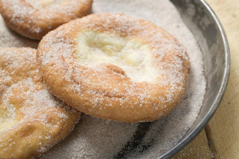 点心,面包,无人,横图,俯视,室内,特写,白天,烹饪,餐桌,桌子,厨具,金属制品,阴影,反射,金属,粉末,锅子,影子,调料,食品,糖,面点,调味品,调味料,锅,食物,糕点,一个,甜甜圈,粉,单个,煎锅,餐台,锅具,烹饪用具,糖粉,粉状,粉剂,多纳滋面包,唐纳滋,烹调用具,面包圈,烹调,彩图,高角度拍摄,糖类