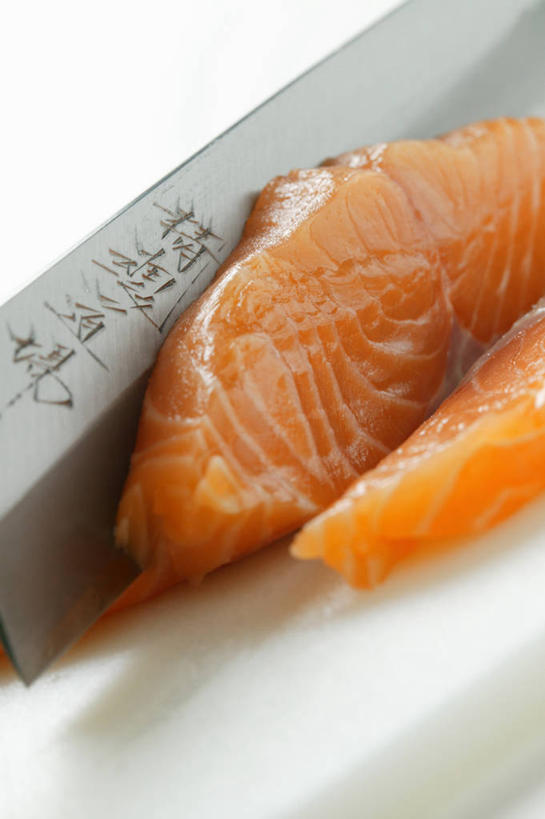 三文鱼,生鱼片,无人,竖图,俯视,室内,特写,白天,白色背景,餐桌,桌子,鲑鱼,金属制品,一把,切开,阴影,反射,金属,工具,影子,肉,鱼肉,鱼片,刀具,肉类,刀,切,橙色,摄影,影棚,餐台,大马哈鱼,菜刀,剖面,肉食,切面,撒蒙鱼,萨门鱼,冰海之皇,鲑,马哈鱼,麻哈鱼,大麻哈鱼,切菜刀,沙西米,彩图,高角度拍摄,影棚拍摄,拍摄,刺身