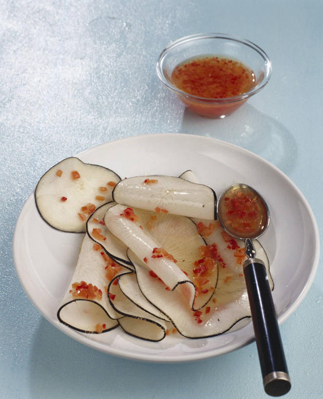 无人,竖图,俯视,室内,特写,白天,餐桌,桌子,萝卜,蔬菜,餐具,玻璃,阴影,蓝色背景,新鲜,反射,碟子,盘,影子,勺子,调料,酱料,酱汁,生食,蔬菜沙拉,佐料,沙拉,食品,调味品,调味料,色拉,酱,辣酱,沙律,玻璃制品,食物,三个,盘子,容器,调羹,碟,汤匙,碗,摄影,有机食品,绿色食品,影棚,餐台,色拉酱,储藏,辣椒酱,储存,千岛酱,彩图,高角度拍摄,影棚拍摄,拍摄,黑萝卜,贮存