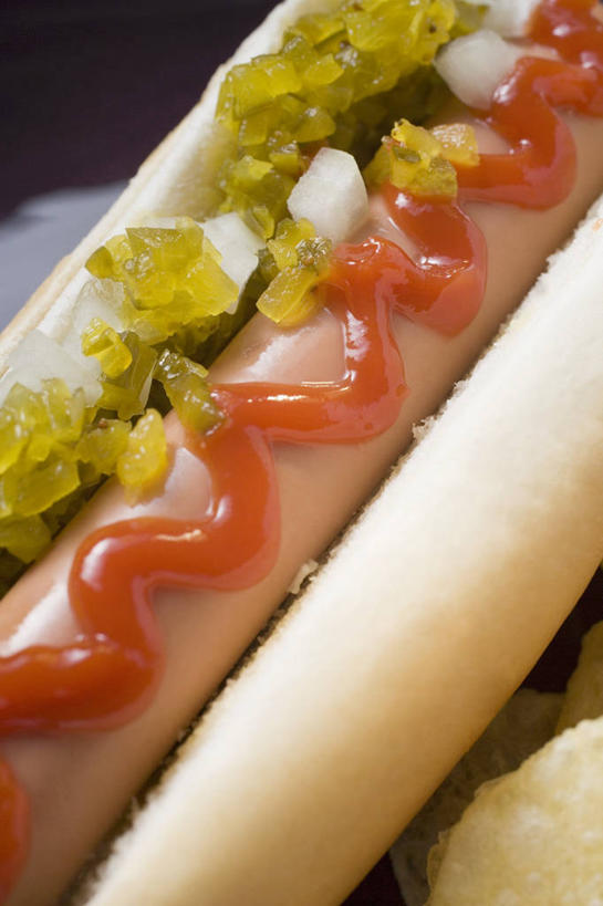 点心,面包,无人,竖图,俯视,室内,特写,白天,烹饪,西餐,餐桌,桌子,阴影,反射,影子,调料,酱料,酱汁,茄汁,肉,香肠,佐料,料理,食品,面点,腊肠,热狗,调味品,调味料,番茄酱,猪肉,酱,菜肴,美食,肉类,食物,糕点,一个,快餐,西式,佳肴,单个,餐台,肉食,西式快餐,垃圾食品,小圆面包,豚肉,彩图,高角度拍摄