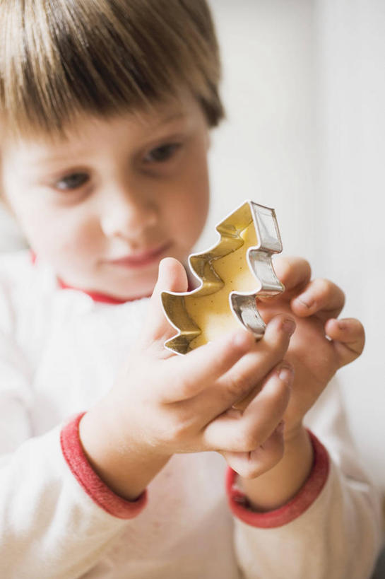 点心,西方人,儿童,一个人,竖图,室内,白天,白色背景,正面,纯洁,植物,欧洲,欧洲人,仅一个男性,仅一个人,握,服装,粉末,面粉,食品,圣诞树,曲奇,拿,粮食,拿着,注视,休闲装,树,树木,食物,小孩,衣服,绿色,自然,模型,饼干,零食,观察,看,仅一个小孩,休闲,休闲服,粉,可爱,童年,童趣,握着,摄影,服饰,影棚,生长,成长,观看,农产品,察看,关注,曲奇饼,童真,曲奇饼干,烂漫,无邪,原材料,粉状,天真,男孩,男人,男性,白种人,孩子,半身,彩图,影棚拍摄,拍摄,男生