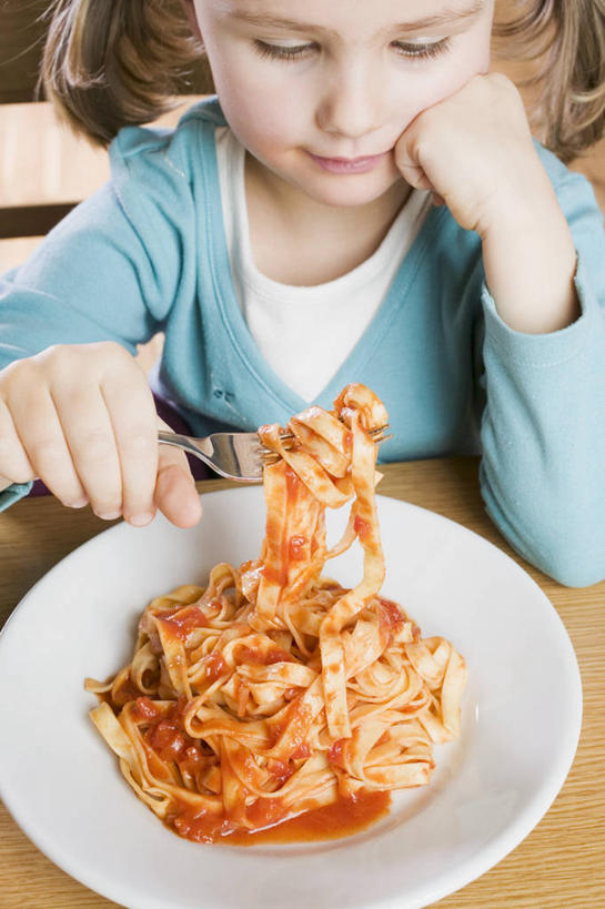 面食,通心粉,西方人,儿童,一个人,坐,竖图,俯视,室内,特写,白天,西餐,纯洁,桌面,桌子,餐具,欧洲,欧洲人,仅一个女性,仅一个人,一堆,撑,握,堆叠,堆积,服装,木制,叉子,碟子,盘,调料,酱料,酱汁,面,茄汁,通心面,佐料,料理,食品,调味品,拿,调味料,拿着,托腮,注视,休闲装,番茄酱,酱,食物,两个,小孩,衣服,蓝色,盘子,木制品,碟,观察,看,托,仅一个小孩,休闲,休闲服,可爱,童年,童趣,西式,握着,服饰,观看,堆,察看,关注,托下巴,童真,烂漫,无邪,餐叉,天真,女孩,女人,女性,白种人,孩子,进餐用具,坐着,半身,彩图,高角度拍摄,女生