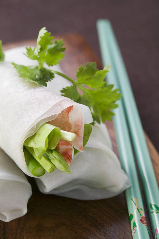 点心,海鲜,无人,竖图,俯视,室内,特写,白天,烹饪,餐桌,筷子,桌子,芦笋,蔬菜,洋葱,餐具,一双,阴影,新鲜,反射,包装,包装纸,影子,纸,虾,料理,食品,纸张,文化,传统,水产,春卷,菜肴,美食,大虾,海洋生物,食物,佳肴,有机食品,绿色食品,对虾,餐台,礼节,包装材料,玉葱,水生动物,薄饼,海产品,礼仪,水生物,海底动物,斑节虾,春饼,越菜,越南菜,越南料理,东方对虾,中国对虾,糯米纸,进餐用具,猪尾巴,圆葱,药鸡豆子,洋葱头,石刁柏,球葱,蚂蚁杆,龙须菜,狼尾巴根,葱头,彩图,高角度拍摄,米皮,越南春卷