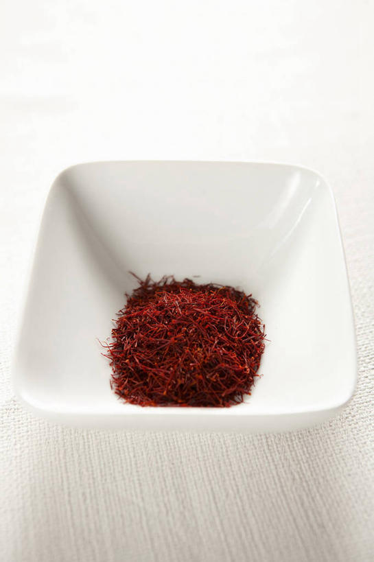无人,竖图,俯视,室内,特写,白天,白色背景,快乐,餐桌,桌子,一堆,阴影,堆叠,堆积,反射,粉末,影子,陶瓷,调味,香料,佐料,陶瓷制品,藏红花,一个,红色,容器,碗,粉,摄影,影棚,单个,餐台,储藏,堆,保护,番红花,配料,储存,西红花,作料,粉状,粉剂,彩图,高角度拍摄,影棚拍摄,拍摄,贮存