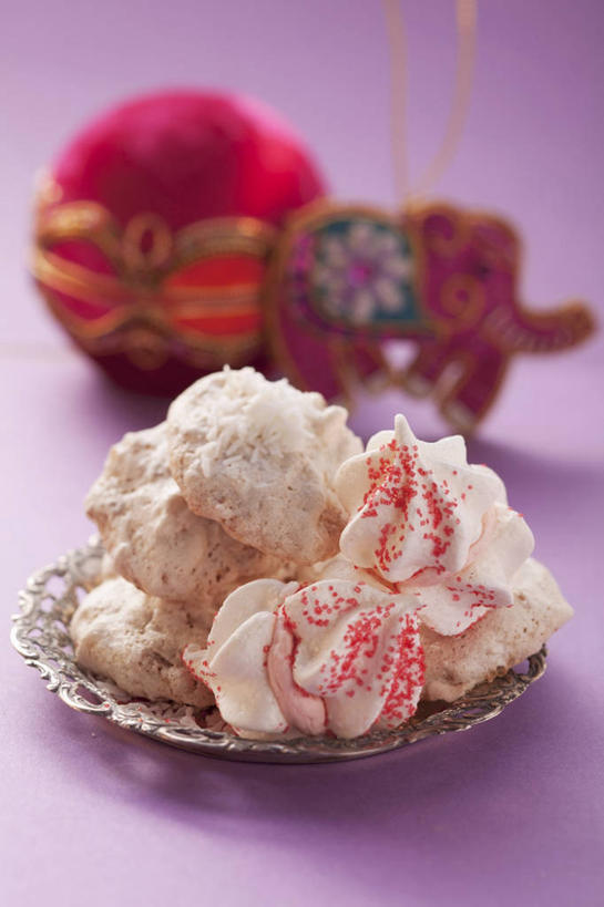 点心,无人,竖图,俯视,室内,特写,白天,餐桌,桌子,餐具,圣诞节,一堆,阴影,堆叠,堆积,紫色背景,节日,庆祝,装饰,反射,碟子,挂饰,盘,影子,食品,圣诞球,曲奇,文化,球,食物,一个,盘子,碟,饼干,零食,庆典,球体,摄影,影棚,单个,餐台,纪念,堆,华丽,修饰,点缀,曲奇饼,曲奇饼干,衬托,美观,雅致,雅观,彩图,高角度拍摄,影棚拍摄,拍摄