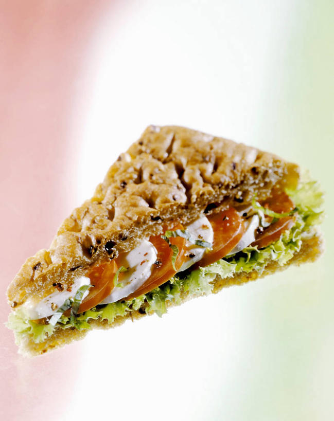 点心,面包,奶酪,无人,竖图,俯视,室内,特写,白天,烹饪,西餐,餐桌,桌子,蔬菜,西红柿,阴影,朦胧,模糊,新鲜,反射,影子,生菜,莴苣,干酪,起司,三明治,料理,食品,面点,芝士,营养,菜肴,美食,食物,糕点,一个,快餐,乳酪,西式,摄影,佳肴,有机食品,绿色食品,影棚,单个,餐台,乳制品,发酵,西式快餐,三文治,春菜,鹅仔菜,莴仔菜,千金菜,叶用莴苣,马苏里拉,马苏里拉奶酪,马祖里拉,莫扎雷拉,莫兹瑞拉,莫扎里拉,番茄,彩图,高角度拍摄,影棚拍摄,拍摄