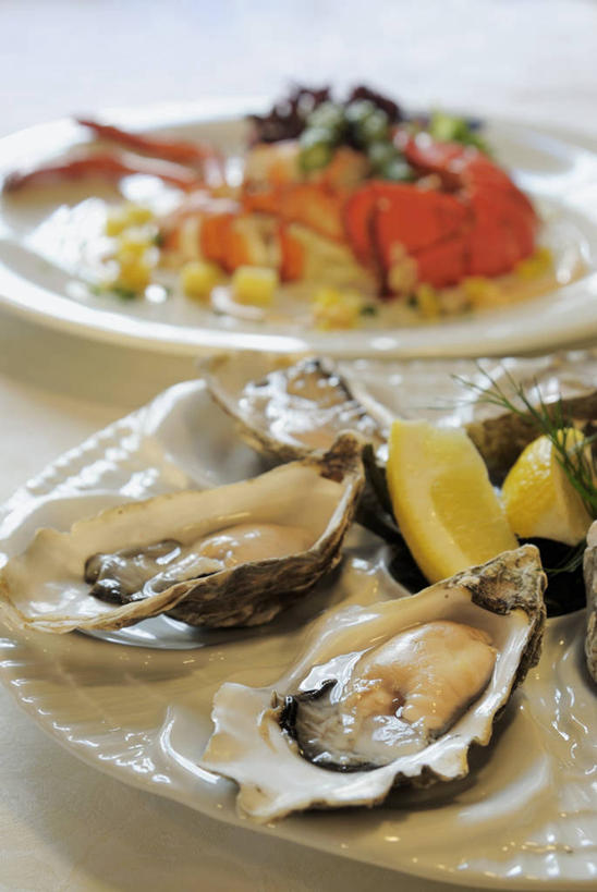 海鲜,龙虾,无人,竖图,俯视,室内,特写,白天,餐桌,桌子,菠萝,餐具,水果,阴影,朦胧,模糊,新鲜,反射,碟子,盘,影子,生食,虾,食品,果实,牡蛎,水产,海洋生物,食物,两个,盘子,碟,有机食品,绿色食品,餐台,生蚝,水生动物,海产品,水生物,海底动物,凤梨,彩图,高角度拍摄