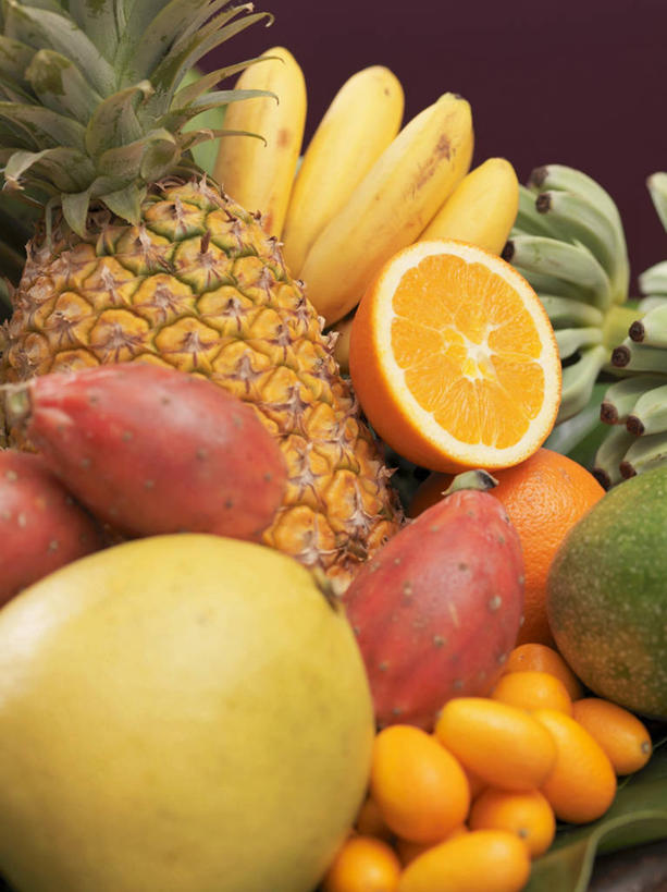 无人,竖图,俯视,室内,特写,白天,餐桌,桌子,菠萝,香蕉,水果,一堆,许多,切开,阴影,堆叠,堆积,新鲜,反射,影子,生食,食品,果实,甜瓜,很多,食物,黄色,红色,绿色,切,金橘,金桔,香瓜,有机食品,绿色食品,餐台,堆,甜橙,金弹,金柑,金枣,洋奶桔,甘瓜,剖面,切面,牛奶桔,甘蕉,凤梨,橙子,橙,彩图,高角度拍摄,鹄壳,黄橙,黄果,金橙,金环,金球,糖橙