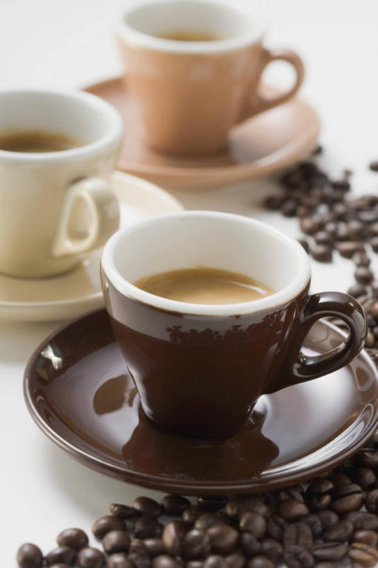 咖啡,无人,竖图,俯视,室内,特写,白天,白色背景,幸福,植物,餐桌,桌子,豆,杯子,餐具,许多,阴影,朦胧,模糊,反射,瓷器,碟子,盘,影子,豆类,豆子,咖啡杯,陶瓷制品,很多,三杯,娱乐,饮料,盘子,碟,咖啡豆,享受,休闲,温馨,放松,乐趣,摄影,影棚,餐台,提神,舒适,瓷杯,醒脑,豆科,软饮料,咖啡因,彩图,高角度拍摄,影棚拍摄,拍摄