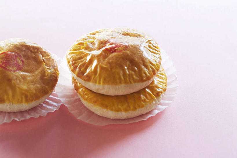 点心,无人,横图,俯视,室内,特写,白天,下午茶,餐桌,桌子,阴影,粉色背景,反射,影子,食品,食物,糕点,三个,摄影,影棚,餐台,纸托,蛋糕托,蛋糕托纸,蛋糕纸托,彩图,高角度拍摄,影棚拍摄,拍摄,蛋糕