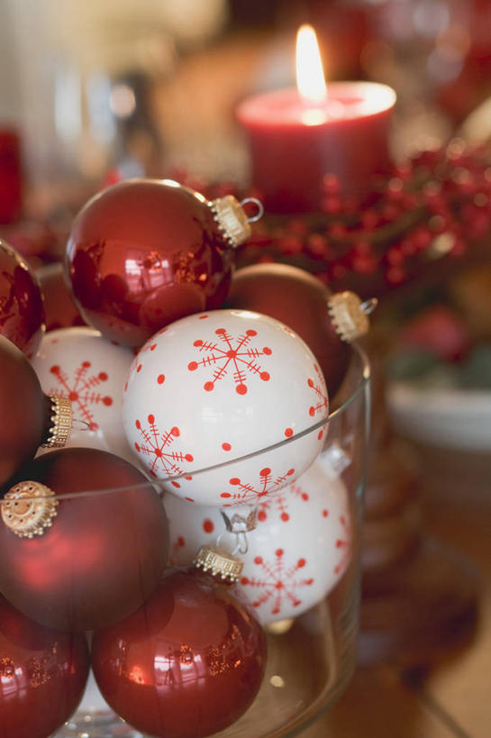 无人,竖图,俯视,室内,特写,白天,餐桌,桌子,蜡烛,圣诞节,一堆,阴影,堆叠,堆积,节日,朦胧,模糊,庆祝,装饰,光线,挂饰,火焰,影子,烛光,圣诞球,燃烧,文化,球,点燃,庆典,球体,餐台,纪念,堆,华丽,修饰,点缀,衬托,美观,雅致,雅观,彩图,高角度拍摄