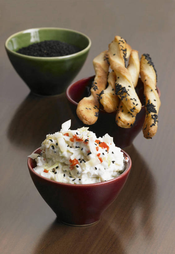 点心,面包,无人,竖图,俯视,室内,特写,白天,餐桌,桌子,蔬菜,椰菜,卷心菜,阴影,棕色背景,新鲜,反射,影子,陶瓷,香菜,调味,香料,佐料,食品,面点,陶瓷制品,食物,糕点,三个,容器,碗,甘蓝,摄影,有机食品,绿色食品,影棚,餐台,储藏,配料,储存,胡菜,香荽,原荽,园荽,芫荽,作料,胡荽,莞荽,芫茜,芫蓿,莚葛草,莚荽菜,结球甘蓝,甘兰,包心菜,彩图,高角度拍摄,影棚拍摄,拍摄,面包棒,贮存