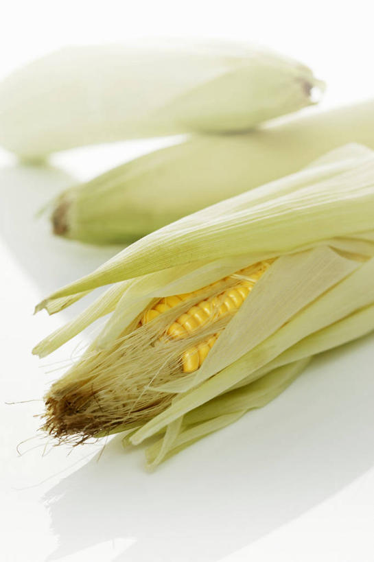 无人,竖图,俯视,室内,特写,白天,白色背景,玉米,餐桌,桌子,蔬菜,叶子,两根,阴影,新鲜,反射,棒子,影子,玉蜀黍,食品,绿叶,食物,黄色,绿色,嫩叶,摄影,有机食品,绿色食品,影棚,餐台,苞米,苞芦,苞谷,包谷,大蜀黍,番麦,薏米包,玉高粱,玉麦,珍珠米,叶,叶片,彩图,高角度拍摄,影棚拍摄,拍摄,甜玉米