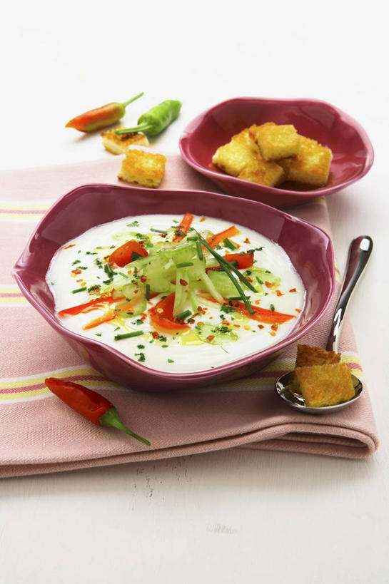 点心,面包,无人,竖图,俯视,室内,特写,白天,白色背景,烹饪,西餐,餐桌,桌子,辣椒,蔬菜,阴影,新鲜,反射,影子,勺子,陶瓷,汤,料理,食品,面点,陶瓷制品,菜肴,美食,食物,糕点,三个,餐巾,容器,调羹,汤匙,碗,西式,摄影,佳肴,有机食品,绿色食品,影棚,餐台,储藏,储存,奶油汤,辣角,红海椒,大椒,辣虎,广椒,羹汤,保洁方巾,口布,辣子,红辣椒,海椒,番椒,彩图,高角度拍摄,影棚拍摄,拍摄,贮存