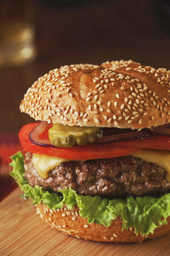 点心,面包,奶酪,无人,竖图,俯视,室内,特写,白天,烹饪,西餐,餐桌,桌子,黄瓜,蔬菜,西红柿,洋葱,阴影,新鲜,反射,影子,生菜,莴苣,肉,芝麻,干酪,汉堡,牛肉,起司,料理,食品,面点,芝士,营养,菜肴,美食,肉类,食物,糕点,一个,快餐,乳酪,西式,佳肴,有机食品,绿色食品,单个,餐台,乳制品,玉葱,发酵,肉食,西式快餐,垃圾食品,小圆面包,脂麻,胡麻,白麻,巨胜子,春菜,鹅仔菜,莴仔菜,千金菜,油麻,叶用莴苣,圆葱,洋葱头,球葱,青瓜,胡瓜,番茄,葱头,彩图,高角度拍摄