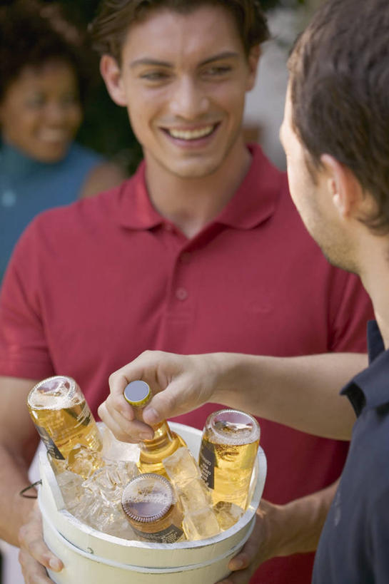 啤酒,西方人,三个人,伙伴,朋友,站,笑,微笑,露齿笑,竖图,室内,白天,正面,友谊,欧洲,非洲,黑人,欧洲人,握,服装,朦胧,模糊,铁桶,桶,冰,冰块,酒类,拿,拿着,注视,休闲装,冷冻,玻璃制品,酒,酒瓶,饮料,衣服,玻璃瓶,瓶子,容器,观察,看,站着,休闲,休闲服,寒冷,握着,服饰,冷藏,观看,储藏,察看,冰冷,储存,关注,冰桶,香槟桶,保鲜,友情,男人,男性,女人,女性,中年男性,中年女性,白种人,非洲人,站立,半身,彩图,贮存