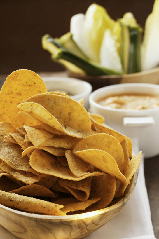 点心,无人,竖图,俯视,室内,特写,白天,餐桌,桌子,蔬菜,一堆,阴影,堆叠,堆积,朦胧,模糊,新鲜,反射,影子,陶瓷,玉米片,调料,酱料,酱汁,佐料,食品,陶瓷制品,调味品,调味料,酱,食物,容器,碗,快餐,零食,有机食品,绿色食品,餐台,储藏,堆,储存,垃圾食品,彩图,高角度拍摄,贮存