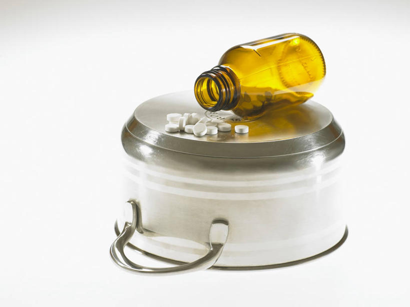 无人,横图,俯视,室内,特写,白天,白色背景,烹饪,安全,餐桌,桌子,厨具,金属制品,阴影,反射,金属,罐子,锅子,药剂,药丸,影子,防护,药片,锅,玻璃制品,两个,玻璃瓶,瓶子,药品,治疗,摄影,影棚,餐台,锅具,保护,药物,医疗,保险,预防,烹饪用具,平安,烹调用具,烹调,彩图,高角度拍摄,影棚拍摄,拍摄