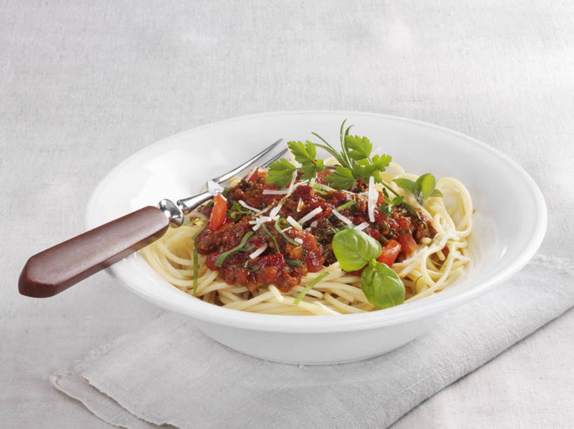 面食,面条,意大利面,无人,横图,俯视,室内,特写,白天,西餐,餐桌,桌子,餐具,叶子,阴影,装饰,反射,叉子,影子,陶瓷,调料,酱料,酱汁,面,肉,佐料,料理,食品,绿叶,陶瓷制品,调味品,调味料,酱,肉类,食物,两个,容器,碗,嫩叶,西式,餐台,储藏,华丽,修饰,点缀,配菜,储存,肉食,餐叉,衬托,美观,雅致,雅观,叶,叶片,进餐用具,彩图,高角度拍摄,贮存