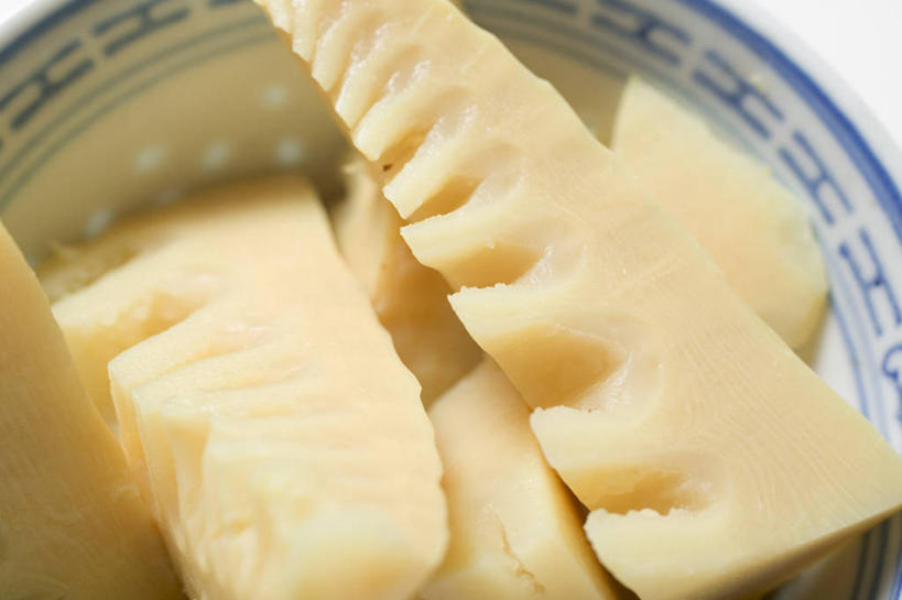 无人,横图,俯视,室内,特写,白天,餐桌,桌子,蔬菜,一堆,切开,阴影,堆叠,堆积,新鲜,反射,影子,陶瓷,竹笋,食品,陶瓷制品,笋,食物,一个,容器,碗,切,有机食品,绿色食品,单个,餐台,储藏,堆,储存,剖面,切面,彩图,高角度拍摄,贮存