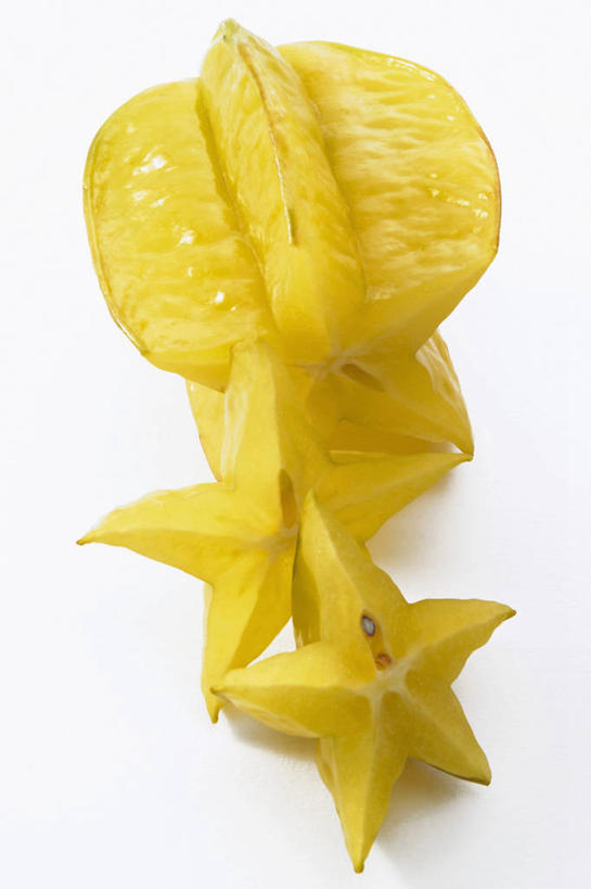 无人,竖图,俯视,室内,特写,白天,白色背景,餐桌,桌子,水果,切开,阴影,新鲜,反射,影子,星星,生食,食品,果实,食物,黄色,杨桃,切,星形,摄影,有机食品,绿色食品,影棚,餐台,五敛子,三廉子,阳桃,洋桃,剖面,五角形,切面,五角星,彩图,高角度拍摄,影棚拍摄,拍摄