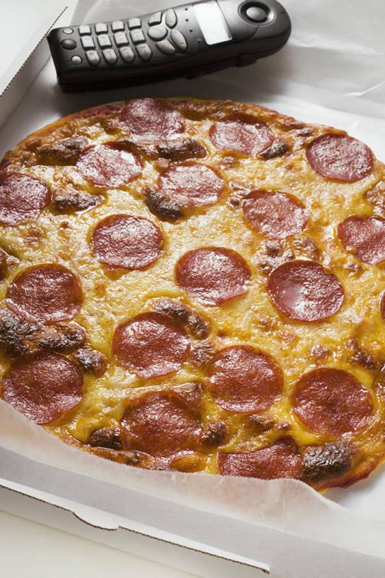 奶酪,无人,打电话,竖图,俯视,室内,特写,白天,烹饪,西餐,餐桌,桌子,电话,手机,切开,阴影,反射,影子,纸盒,肉,香肠,干酪,起司,料理,食品,披萨,匹萨,腊肠,芝士,营养,通讯设备,猪肉,菜肴,美食,肉类,盒子,食物,一个,包装盒,快餐,切,乳酪,西式,佳肴,单个,餐台,乳制品,比萨,发酵,剖面,肉食,西式快餐,垃圾食品,切面,意大利薄饼,豚肉,一部,交流,沟通,通话,彩图,高角度拍摄