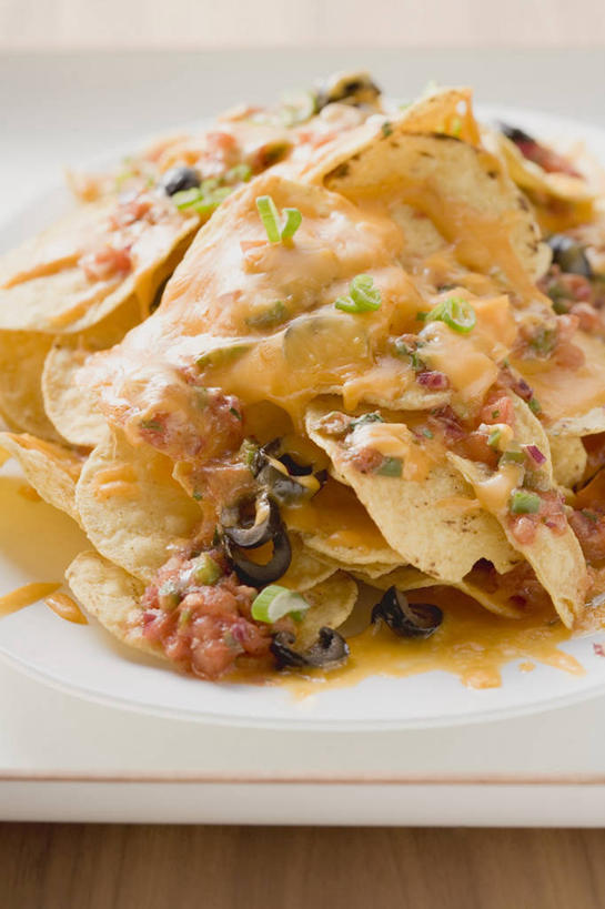 点心,奶酪,无人,竖图,俯视,室内,特写,白天,餐桌,桌子,橄榄,餐具,水果,一堆,阴影,堆叠,堆积,新鲜,反射,碟子,盘,影子,玉米片,生食,干酪,起司,食品,果实,芝士,营养,食物,一个,盘子,碟,快餐,零食,乳酪,有机食品,绿色食品,单个,餐台,堆,乳制品,发酵,垃圾食品,青果,白榄,彩图,高角度拍摄