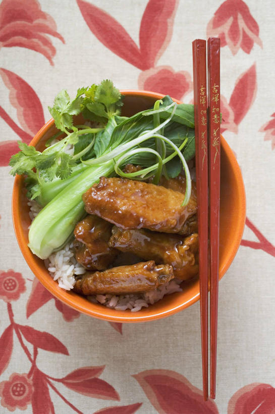 米饭,无人,竖图,俯视,室内,特写,白天,烹饪,中餐,餐桌,筷子,桌子,蔬菜,餐具,一双,阴影,新鲜,反射,影子,陶瓷,青菜,鸡肉,肉,料理,食品,陶瓷制品,饭,文化,传统,鸡翅,菜肴,美食,肉类,食物,一个,容器,碗,中式,佳肴,有机食品,绿色食品,单个,餐台,储藏,礼节,五谷,储存,小白菜,礼仪,肉食,不结球白菜,进餐用具,彩图,高角度拍摄,贮存