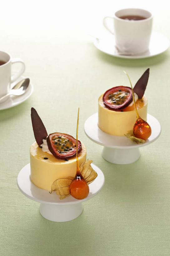 点心,无人,竖图,俯视,室内,特写,白天,餐桌,桌子,杯子,餐具,水果,许多,绿色背景,阴影,新鲜,反射,瓷器,碟子,盘,影子,生食,食品,甜点,甜品,果实,咖啡杯,陶瓷制品,很多,慕斯蛋糕,食物,盘子,碟,百香果,甜食,零食,西番莲,摄影,有机食品,绿色食品,影棚,餐台,慕斯,瓷杯,鸡蛋果,受难果,巴西果,彩图,高角度拍摄,影棚拍摄,拍摄