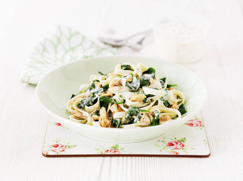 面食,面条,三文鱼,意大利面,无人,横图,俯视,室内,特写,白天,白色背景,西餐,餐桌,桌子,鲑鱼,菠菜,蔬菜,阴影,新鲜,反射,影子,陶瓷,面,肉,鱼肉,料理,食品,陶瓷制品,肉类,食物,一个,餐巾,容器,碗,西式,摄影,有机食品,绿色食品,影棚,单个,餐台,储藏,大马哈鱼,储存,肉食,撒蒙鱼,萨门鱼,冰海之皇,鲑,马哈鱼,麻哈鱼,大麻哈鱼,保洁方巾,口布,鹦鹉菜,鼠根菜,角菜,红嘴绿鹦哥,赤根菜,菠薐菜,波斯草,彩图,高角度拍摄,影棚拍摄,拍摄,贮存