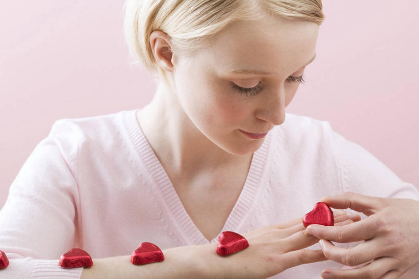 西方人,一个人,横图,室内,白天,正面,爱情,欧洲,欧洲人,仅一个年轻女性,仅一个女性,仅一个人,一排,握,粉色背景,服装,爱心,整齐,包装,包装纸,铝箔纸,锡箔纸,纸,食品,糖,糖果,甜点,甜品,纸张,浪漫,拿,拿着,注视,休闲装,食物,排列,衣服,红色,甜食,巧克力,观察,看,休闲,温暖,温馨,心形,休闲服,恩爱,握着,摄影,服饰,影棚,观看,朱古力,黑巧克力,和睦,察看,包装材料,队列,关注,锡箔,铝箔,年轻女性,女人,女性,白种人,心型,半身,彩图,影棚拍摄,拍摄,融洽