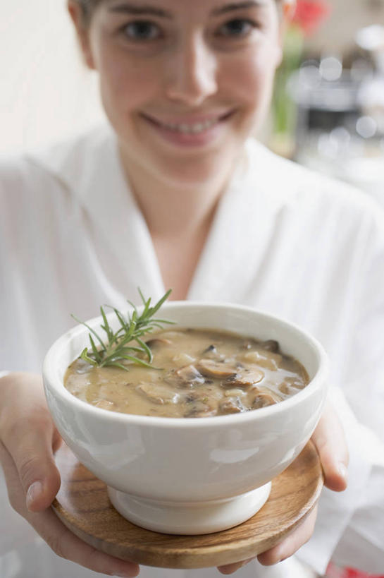 西方人,一个人,捧,笑,微笑,竖图,室内,白天,正面,蔬菜,叶子,欧洲,欧洲人,仅一个年轻女性,仅一个女性,仅一个人,服装,朦胧,模糊,新鲜,装饰,陶瓷,菌菇,蘑菇,汤,食品,绿叶,陶瓷制品,菌类,注视,休闲装,食物,一个,衣服,容器,碗,观察,看,休闲,休闲服,嫩叶,食用菌,服饰,有机食品,绿色食品,单个,观看,储藏,华丽,修饰,点缀,配菜,察看,储存,关注,衬托,美观,雅致,雅观,年轻女性,女人,女性,白种人,叶,叶片,端,端着,捧着,手捧,半身,彩图,贮存