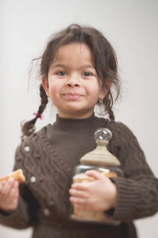 点心,西方人,儿童,一个人,站,笑,微笑,竖图,室内,白天,正面,毛衣,纯洁,玻璃,欧洲,欧洲人,仅一个女性,仅一个人,握,服装,食品,拿,拿着,注视,玻璃制品,食物,一个,小孩,衣服,玻璃瓶,瓶子,饼干,零食,观察,看,站着,仅一个小孩,可爱,童年,童趣,握着,服饰,单个,观看,察看,衣着,穿着,关注,线衫,童真,烂漫,无邪,广口瓶,衣饰,天真,女孩,女人,女性,白种人,孩子,站立,半身,彩图,绒衣,套衫,套头毛衣,线衣,女生