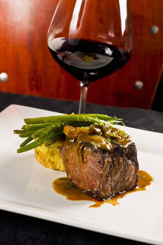 红酒,葡萄酒,无人,竖图,俯视,室内,特写,白天,烹饪,西餐,植物,餐桌,桌子,豆,蔬菜,杯子,餐具,阴影,新鲜,反射,碟子,高脚杯,盘,影子,豆类,豆子,调料,酱料,酱汁,肉,佐料,牛排,牛肉,料理,食品,红酒杯,酒类,调味品,一杯,调味料,酱,菜肴,美食,肉类,玻璃制品,酒,食物,饮料,两个,盘子,酒杯,碟,红葡萄酒,西式,佳肴,有机食品,绿色食品,餐台,葡萄酒杯,肉食,豆科,青大豆,玻璃杯,青豆,彩图,高角度拍摄