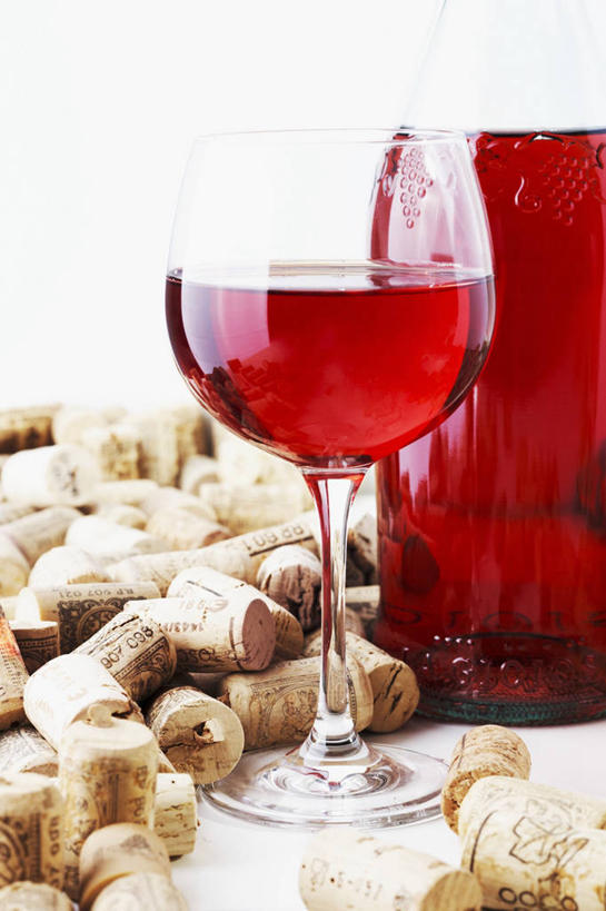 红酒,葡萄酒,无人,竖图,室内,特写,白天,正面,餐桌,桌子,杯子,许多,阴影,反射,高脚杯,影子,红酒杯,酒类,很多,一杯,红酒瓶,玻璃制品,酒,酒瓶,饮料,两个,玻璃瓶,酒杯,瓶子,瓶塞,红葡萄酒,餐台,葡萄酒杯,葡萄酒瓶,保存,密封,玻璃杯,彩图