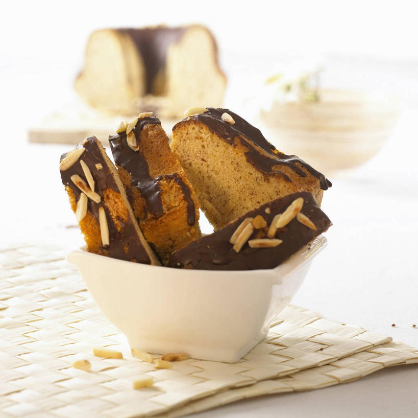 点心,无人,横图,俯视,室内,特写,白天,餐桌,桌子,杏仁,一堆,许多,阴影,堆叠,堆积,朦胧,模糊,反射,影子,陶瓷,食品,糖,糖果,甜点,甜品,陶瓷制品,很多,食物,一个,餐巾,容器,碗,饼干,甜食,零食,巧克力,单个,餐台,储藏,朱古力,黑巧克力,堆,储存,保洁方巾,口布,杏子,杏梅仁,杏核仁,木落子,苦杏仁,彩图,高角度拍摄,贮存