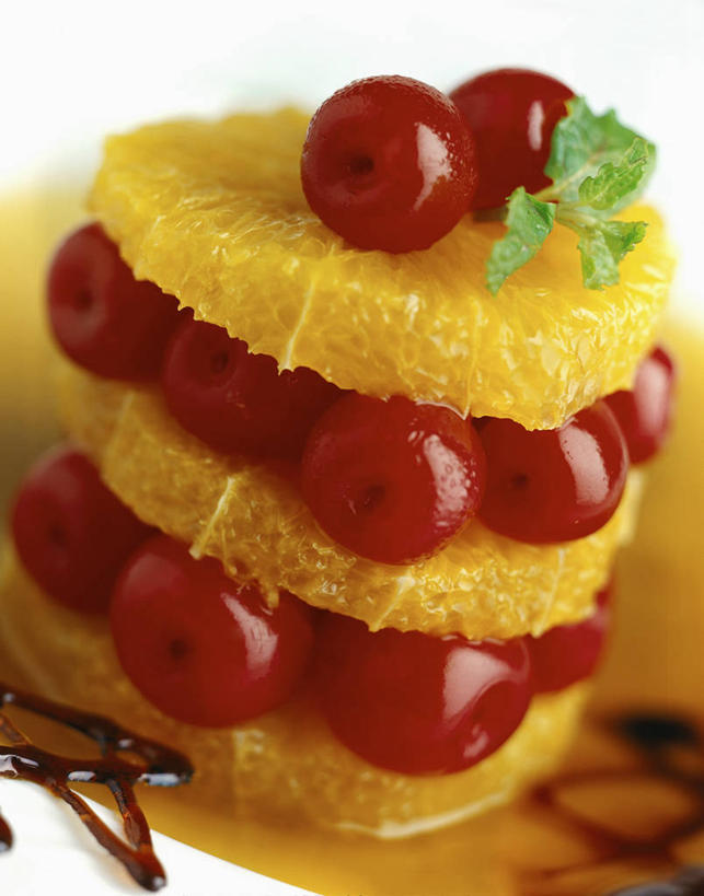 点心,无人,竖图,俯视,室内,特写,白天,餐桌,桌子,柑橘,樱桃,餐具,水果,一堆,许多,阴影,堆叠,堆积,新鲜,反射,碟子,盘,影子,生食,食品,甜点,甜品,果实,食物,红色,白色,盘子,碟,甜食,橙色,有机食品,绿色食品,餐台,堆,柑桔,樱珠,莺桃,英桃,楔桃,牛桃,橘子,桔子,荆桃,彩图,高角度拍摄,大红蜜橘,大红袍,红橘,黄橘,宽皮橘