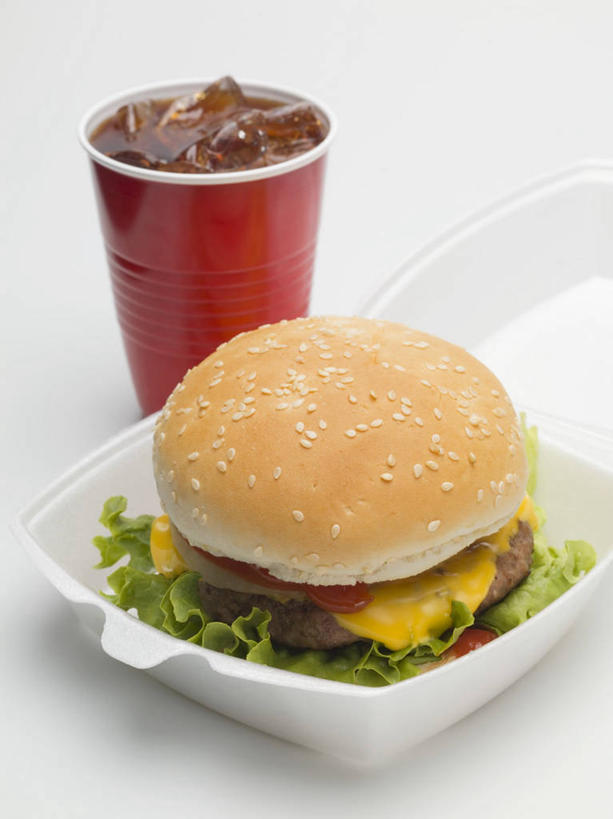 点心,面包,奶酪,无人,竖图,俯视,室内,特写,白天,白色背景,烹饪,西餐,餐桌,桌子,蔬菜,杯子,一堆,许多,阴影,堆叠,堆积,新鲜,反射,影子,冰,生菜,莴苣,肉,芝麻,干酪,汉堡,牛肉,起司,冰块,料理,食品,面点,饮品,芝士,一杯,营养,冷冻,菜肴,美食,肉类,可乐,食物,糕点,饮料,一个,纸制品,快餐,碳酸饮料,乳酪,寒冷,西式,摄影,佳肴,有机食品,绿色食品,影棚,冷藏,单个,餐台,纸杯,堆,冰冷,乳制品,可口,一次性杯子,发酵,肉食,西式快餐,垃圾食品,脂麻,胡麻,白麻,巨胜子,春菜,鹅仔菜,莴仔菜,千金菜,油麻,叶用莴苣,保鲜,适口,彩图,高角度拍摄,影棚拍摄,拍摄