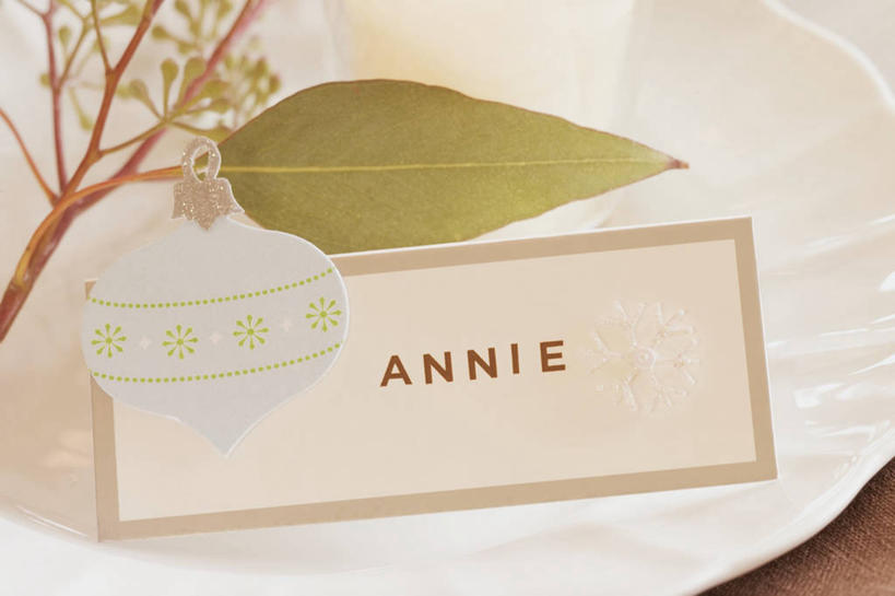 无人,横图,俯视,室内,特写,白天,静物,餐具,叶子,阴影,装饰,反射,英文,标志,碟子,盘,文字,影子,字符,字母,绿叶,标识,白色,盘子,碟,嫩叶,英文字母,华丽,修饰,点缀,衬托,美观,雅致,雅观,叶,叶片,彩图,高角度拍摄