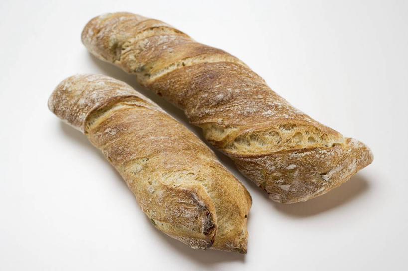 点心,面包,无人,横图,俯视,室内,特写,白天,白色背景,餐桌,桌子,阴影,反射,影子,食品,面点,法国面包,食物,糕点,两个,摄影,影棚,餐台,法棍,长棍面包,法式长棍面包,彩图,高角度拍摄,影棚拍摄,拍摄