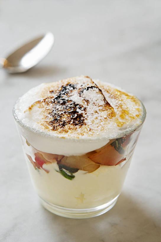 点心,面包,无人,竖图,俯视,室内,特写,白天,餐桌,桌子,苹果,杯子,水果,一把,阴影,新鲜,反射,影子,勺子,生食,食品,面点,甜点,甜品,果实,玻璃制品,食物,糕点,一个,水杯,调羹,汤匙,甜食,有机食品,绿色食品,单个,餐台,玻璃杯,彩图,高角度拍摄