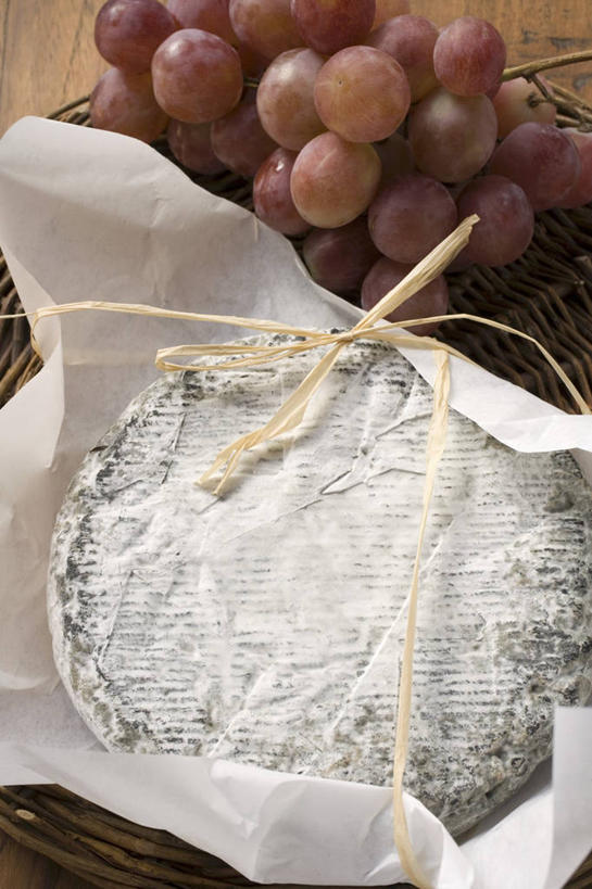 奶酪,无人,竖图,俯视,室内,特写,白天,餐桌,桌子,葡萄,水果,一串,阴影,新鲜,反射,木制,包装,包装纸,影子,纸,生食,干酪,起司,食品,果实,纸张,芝士,营养,食物,木制品,乳酪,有机食品,绿色食品,餐台,包装材料,乳制品,发酵,蓝纹奶酪,斯提耳顿干酪,山葫芦,蒲桃,草龙珠,彩图,高角度拍摄